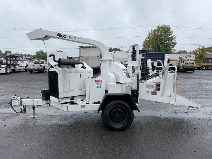 altec-tow-behind-wood-chipper-image-2