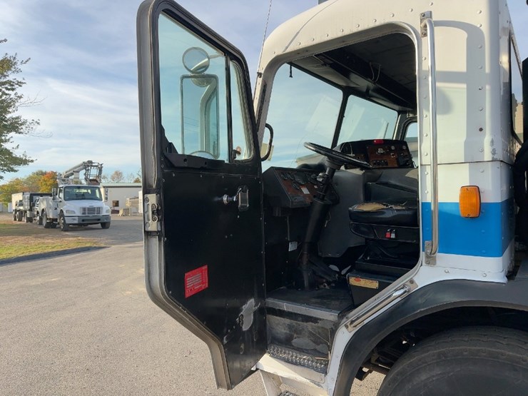 2002-peterbilt-320-image-23