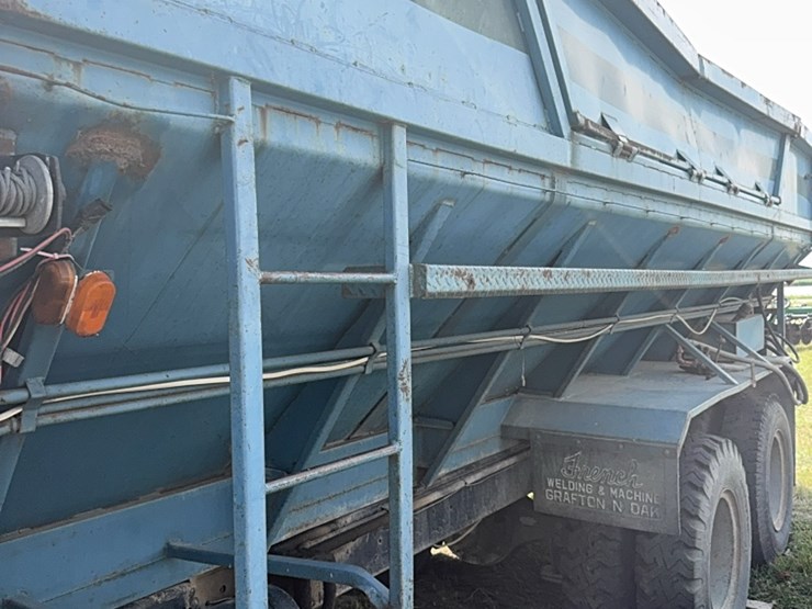 gmc-tandem-twin-screw-grain-truck,-live-bottom-box,-fuel-pincher-detroit-diesel,-tilt-back-hood,-5-speed-with-hi/lo-image-8