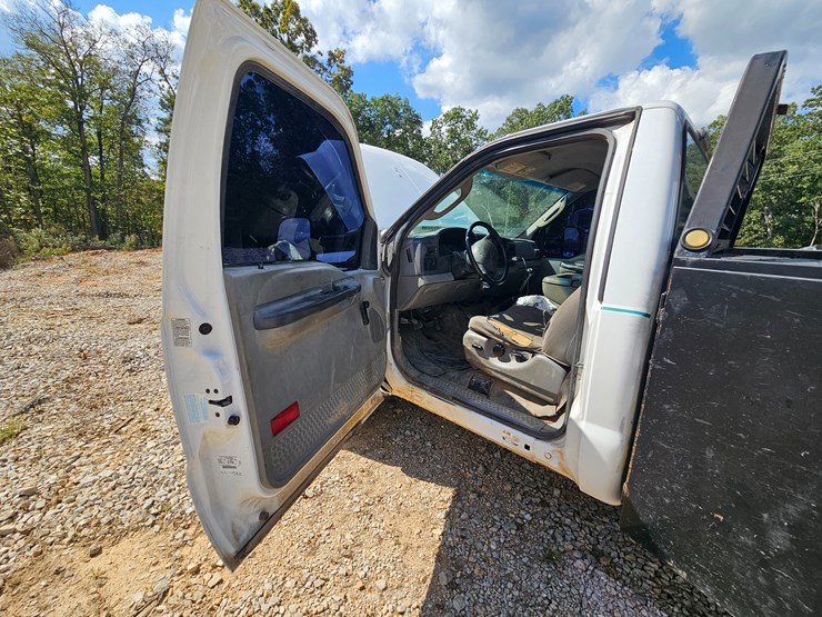 2005-ford-f550-image-35