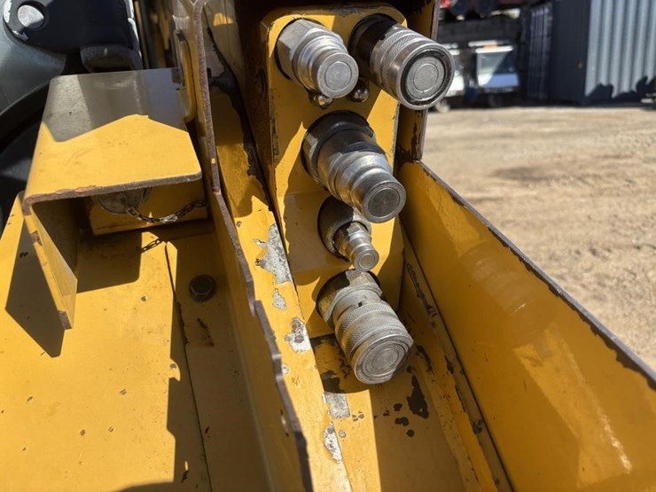 2016-caterpillar-299d2-xhp-image-13
