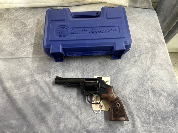 #4034-•-smith-&-wesson-model-19,-sn:-eet8002-image-1
