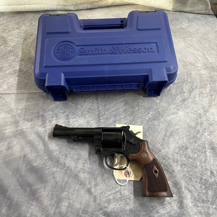 #4034 • Smith & Wesson Model 19, SN: EET8002