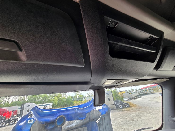 2019-freightliner-cascadia-126-image-75