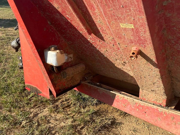 h&s-topshot-5126-side-discharge-manure-spreader-image-17