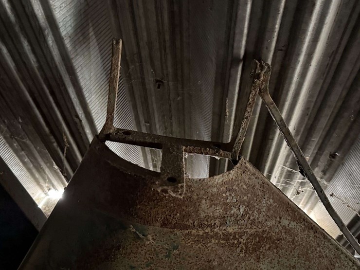 pair-of-oliver-tractor-rear-fenders-–-original,-with-mounting-brackets.-image-3