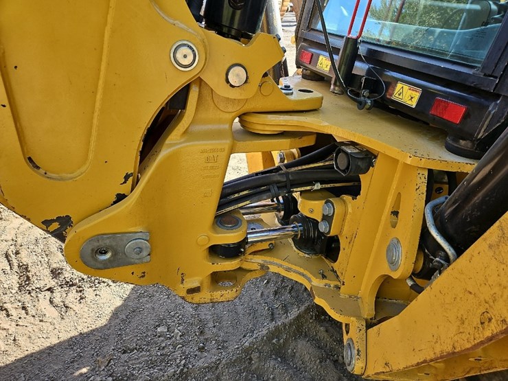 2022-caterpillar-440-image-17