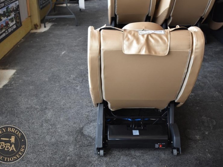 future-massage-chair-with-digital-remote,-serial-number-9303-image-4