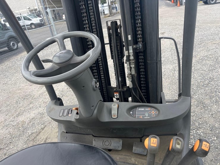2011-crown-18-085vp-23-5000lb-electric-warehouse-forklift-image-7