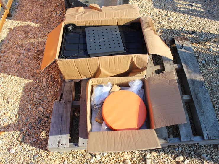 #00929-•-2025-landhonor,-tool-stool-image-1