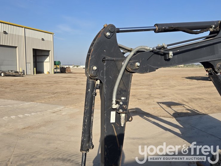 2022-deere-26g-image-26
