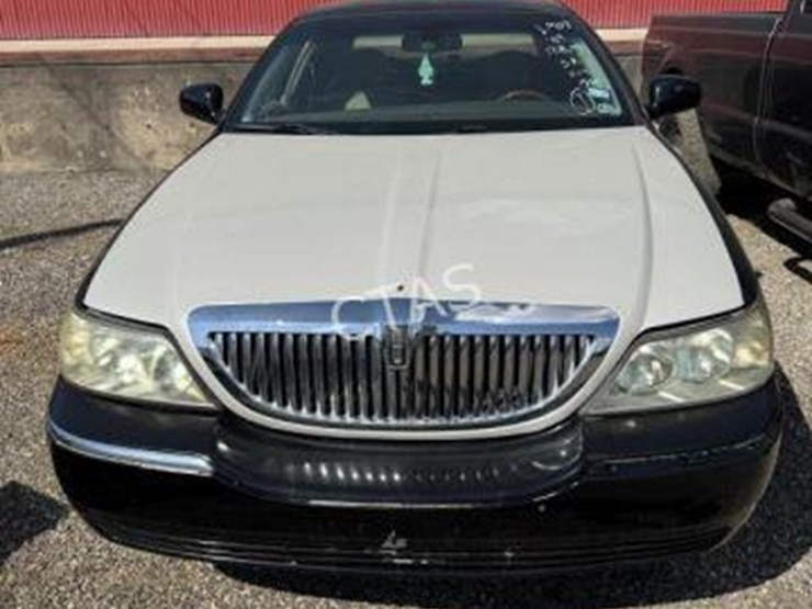 #208-•-2009-lincoln-town-car-signature-limited-image-2