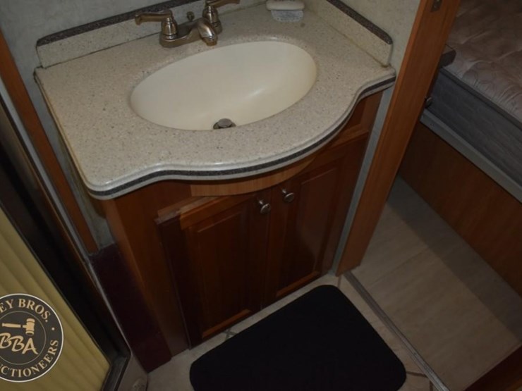 2006-thor-motor-coach-mandalay-40e-38083-image-78