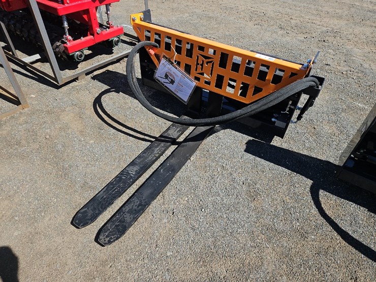 landhonor-42"-hyd-positioning-forks-image-1