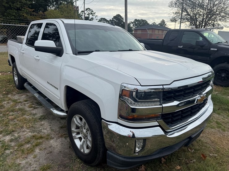 2018-chevrolet-silverado-1500-lt-image-2