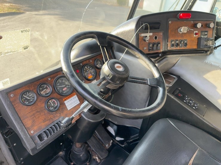 2002-peterbilt-320-image-26
