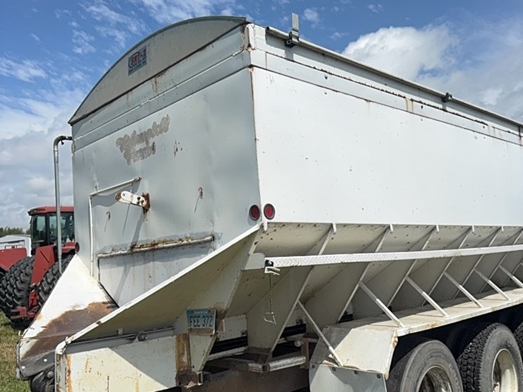 international-tri-axle-truck,-model-2200,--live-bottom,-detroit-diesel,-9-speed-manual,-roll-tarp-image-13