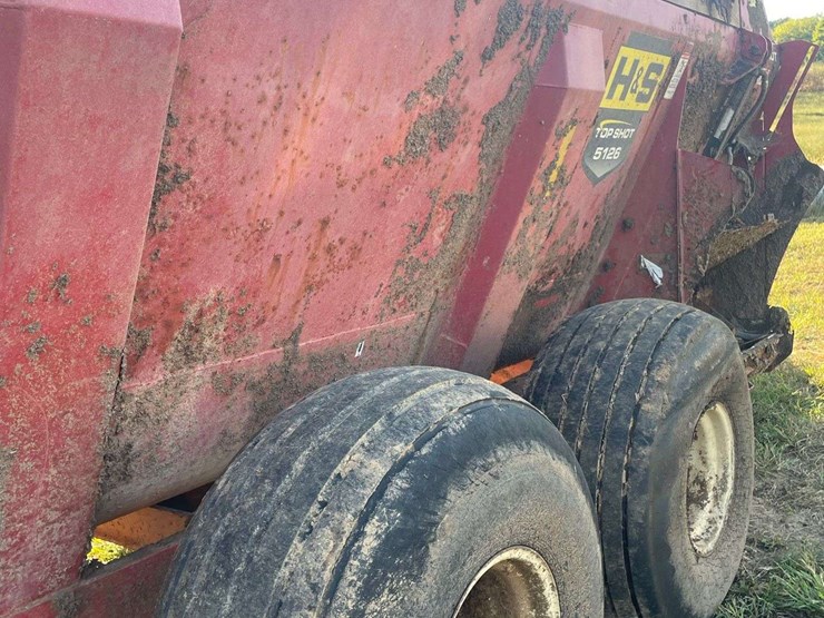 h&s-topshot-5126-side-discharge-manure-spreader-image-10