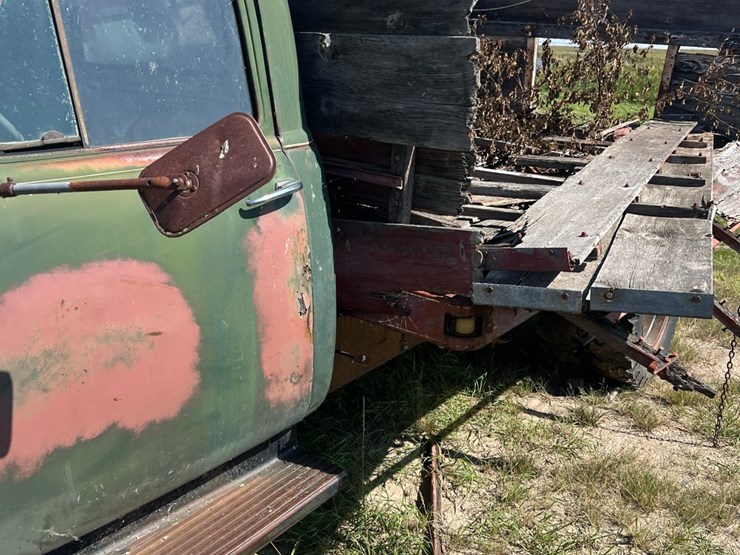old-truck-from-early-50’s,-not-running-image-16