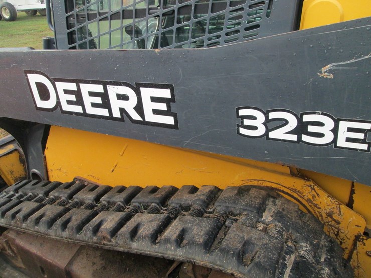 deere-323e-image-8