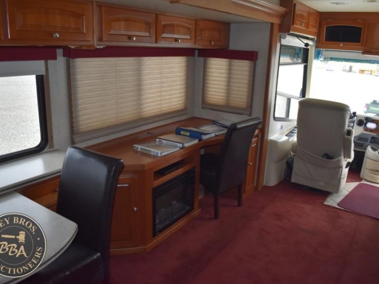 2006-thor-motor-coach-mandalay-40e-38083-image-13