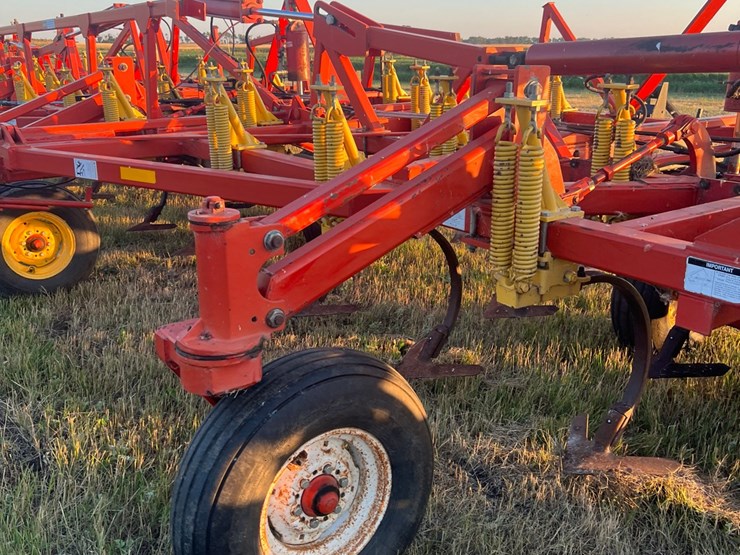 54’-bourgault-chisel,-12”-space,-heavy-harrows,-note:-hitch-slightly-bent-in-one-spot,-doesn’t-affect-performance-of-machine-as-hitch-is-floating.-image-18