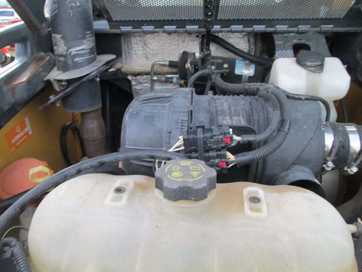 deere-323e-image-15