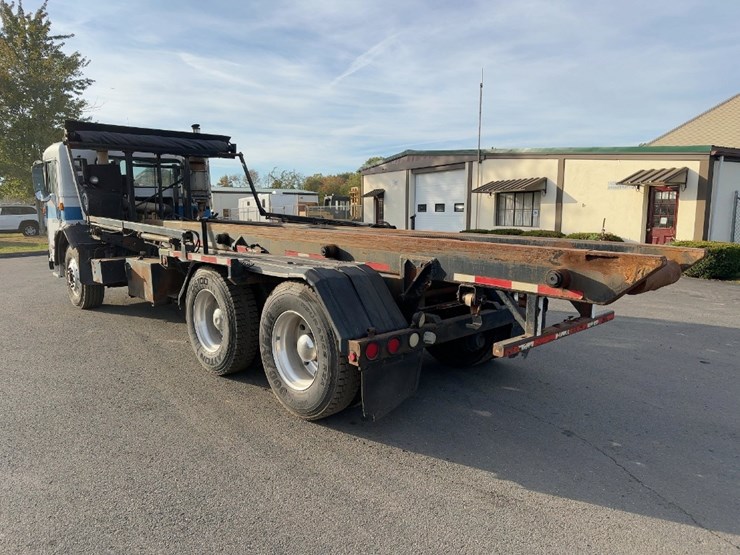 2002-peterbilt-320-image-3