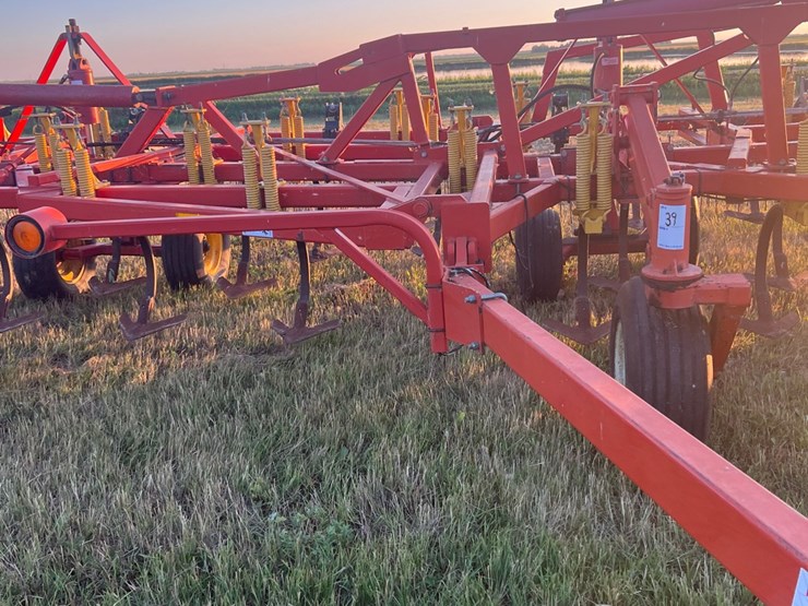 54’-bourgault-chisel,-12”-space,-heavy-harrows,-note:-hitch-slightly-bent-in-one-spot,-doesn’t-affect-performance-of-machine-as-hitch-is-floating.-image-2