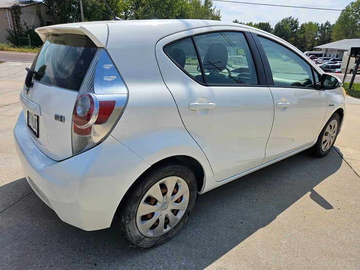 #16993-•-2012-toyota-prius-c-passenger-car-image-12