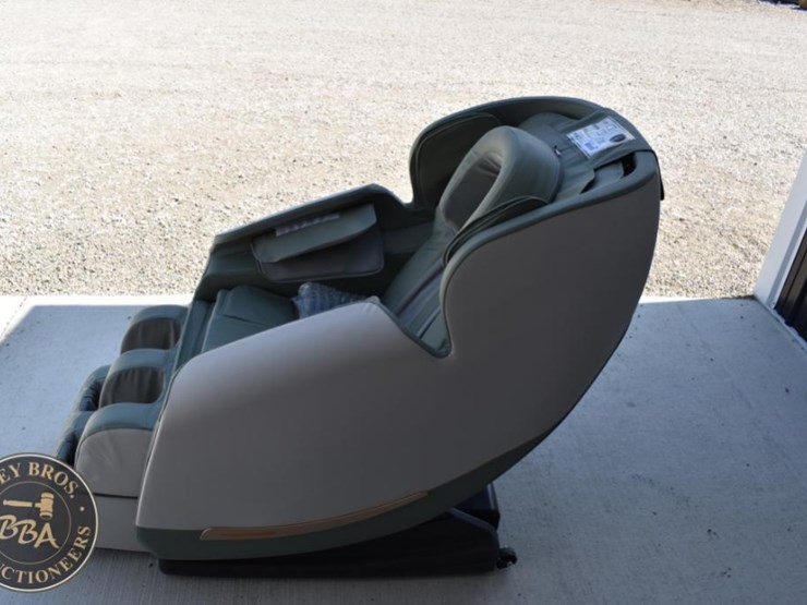 massage-chair-with-remote-control,-zero-gravity,-heat-therapy-image-2