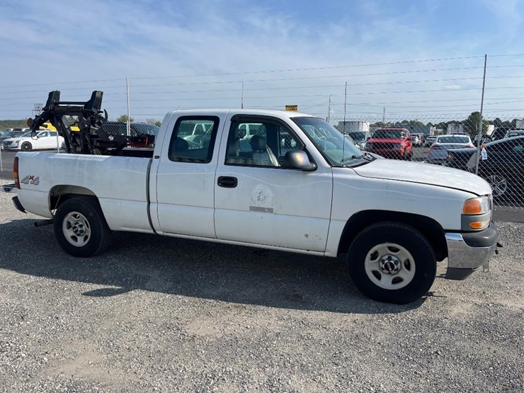 2000-gmc-new-sierra-sl-4wd-pickup-truck-with-snowplow-attachment-image-4