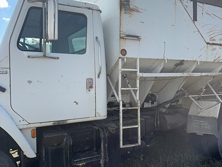 international-tri-axle-truck,-model-2200,--live-bottom,-detroit-diesel,-9-speed-manual,-roll-tarp-image-3