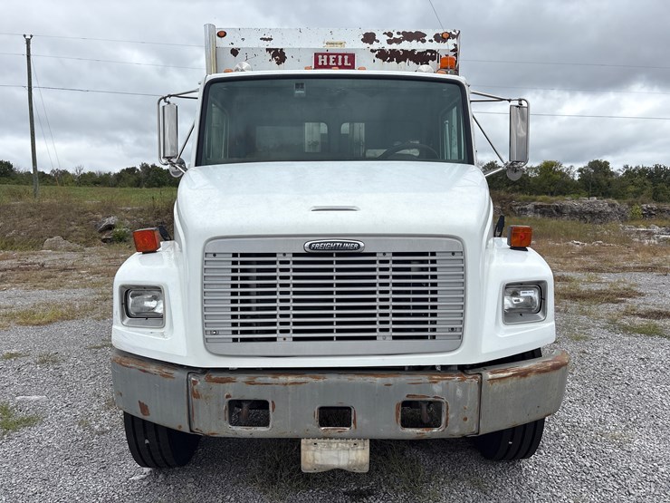 #29330-•-freightliner-single-axle-sanitation-truck-image-2