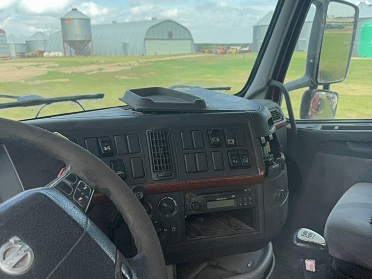 2004-volvo-day-cab-semi,-isx450-hpgm-volvo,-13-speed-manual,-22.5-tires-image-14