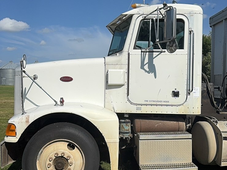 1988-peterbuilt-day-cab-semi,-300-hp-cat,-9-speed,-showing-650,544-image-1