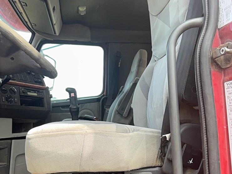 2004-volvo-day-cab-semi,-isx450-hpgm-volvo,-13-speed-manual,-22.5-tires-image-12