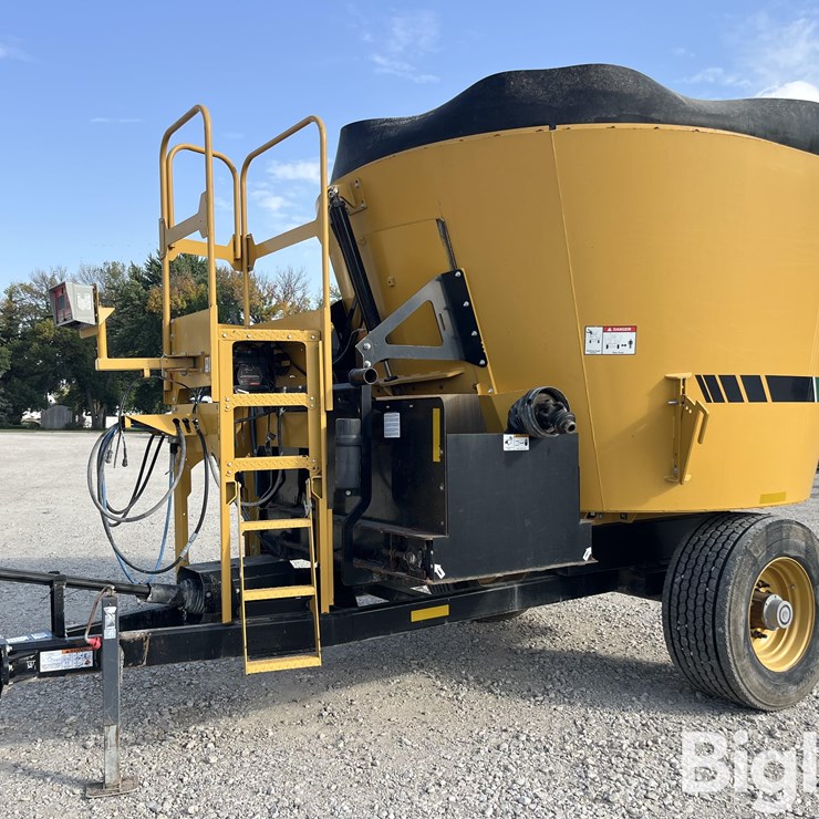 2022 Vermeer VS570 Vertical Feed Mixer Wagon