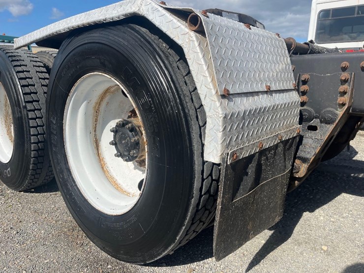 2001-volvo-road-tractor-image-20