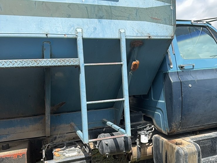 gmc-tandem-twin-screw-grain-truck,-live-bottom-box,-fuel-pincher-detroit-diesel,-tilt-back-hood,-5-speed-with-hi/lo-image-21