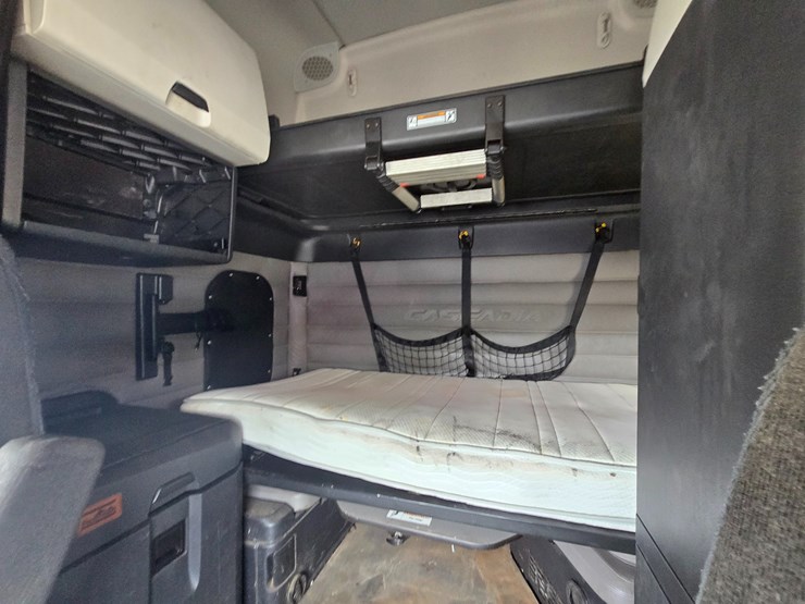 2019-freightliner-cascadia-126-image-76