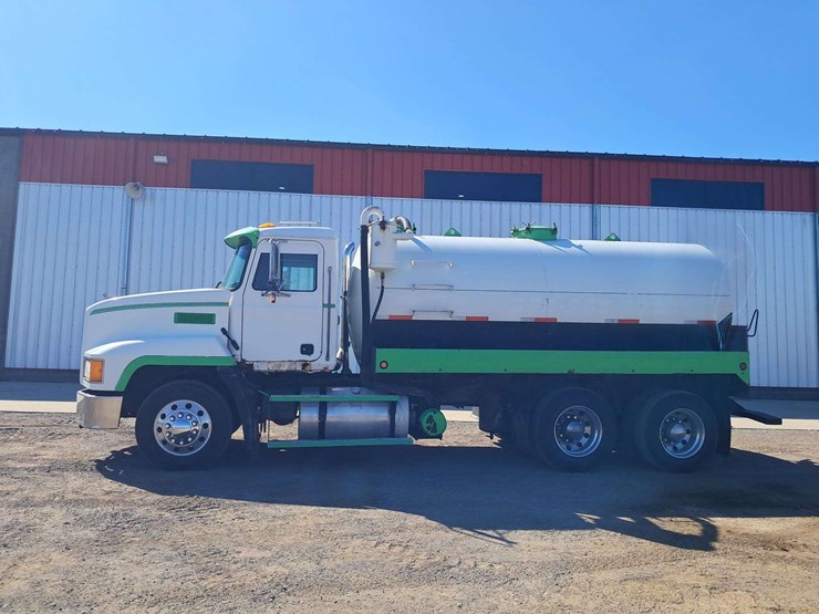 2000-mack-ch-tanker-truck-image-1