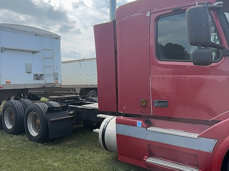 2004-volvo-day-cab-semi,-isx450-hpgm-volvo,-13-speed-manual,-22.5-tires-image-5
