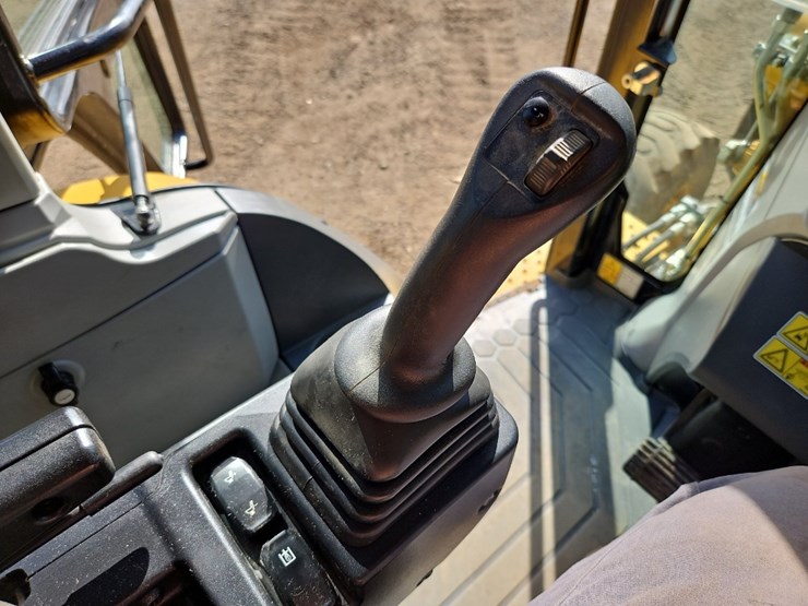 2022-caterpillar-440-image-30