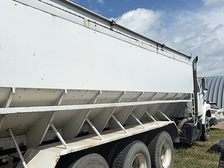 international-tri-axle-truck,-model-2200,--live-bottom,-detroit-diesel,-9-speed-manual,-roll-tarp-image-17