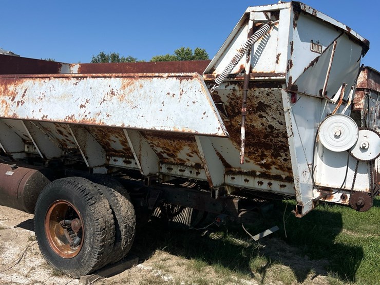 1972-chevy-single-axle-truck,-big-block-motor,-been-sitting,-believed-to-run,-drivers-door-issue-image-12