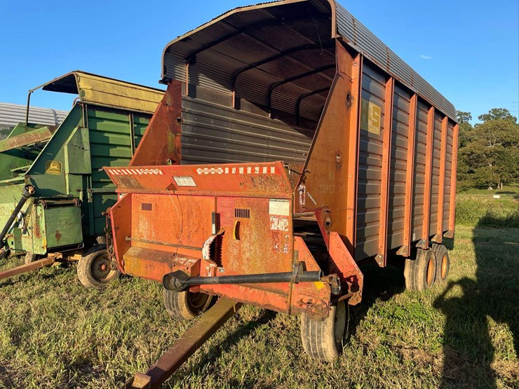 h&s-silage-box-on-knowles-tandem-running-gear-image-1