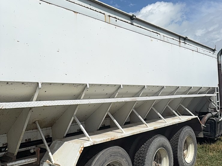 international-tri-axle-truck,-model-2200,--live-bottom,-detroit-diesel,-9-speed-manual,-roll-tarp-image-16