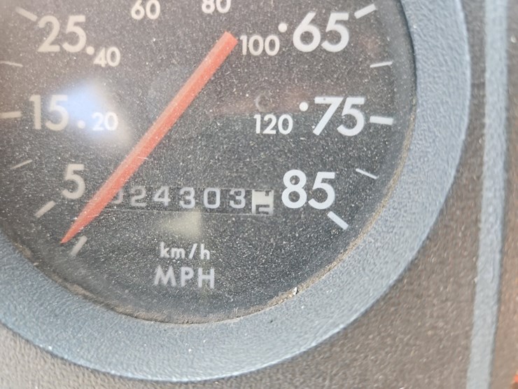 2003-freightliner-fl70-image-37