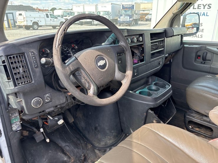 2011-gmc-savana-van-image-8